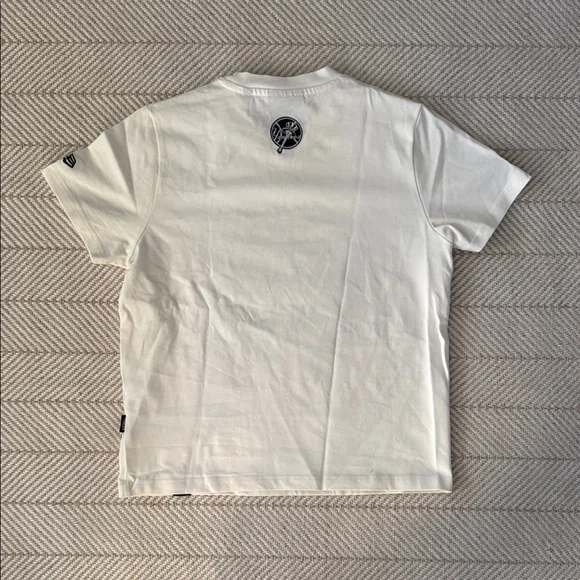 NYON x Yankees New Era Womens Cropped White Tee Oversized Fit - Picture 2 of 2